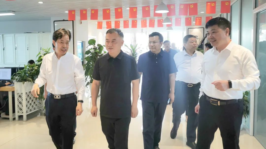 新密市委常委、政法委書記劉軍杰一行蒞臨榮盛科技集團(tuán)調(diào)研指導(dǎo)